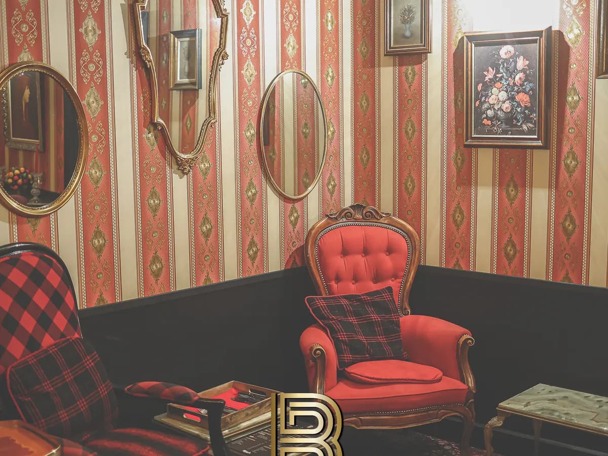 Boudoir lounge met rode fauteuil, antieke spiegels en gestreept behang