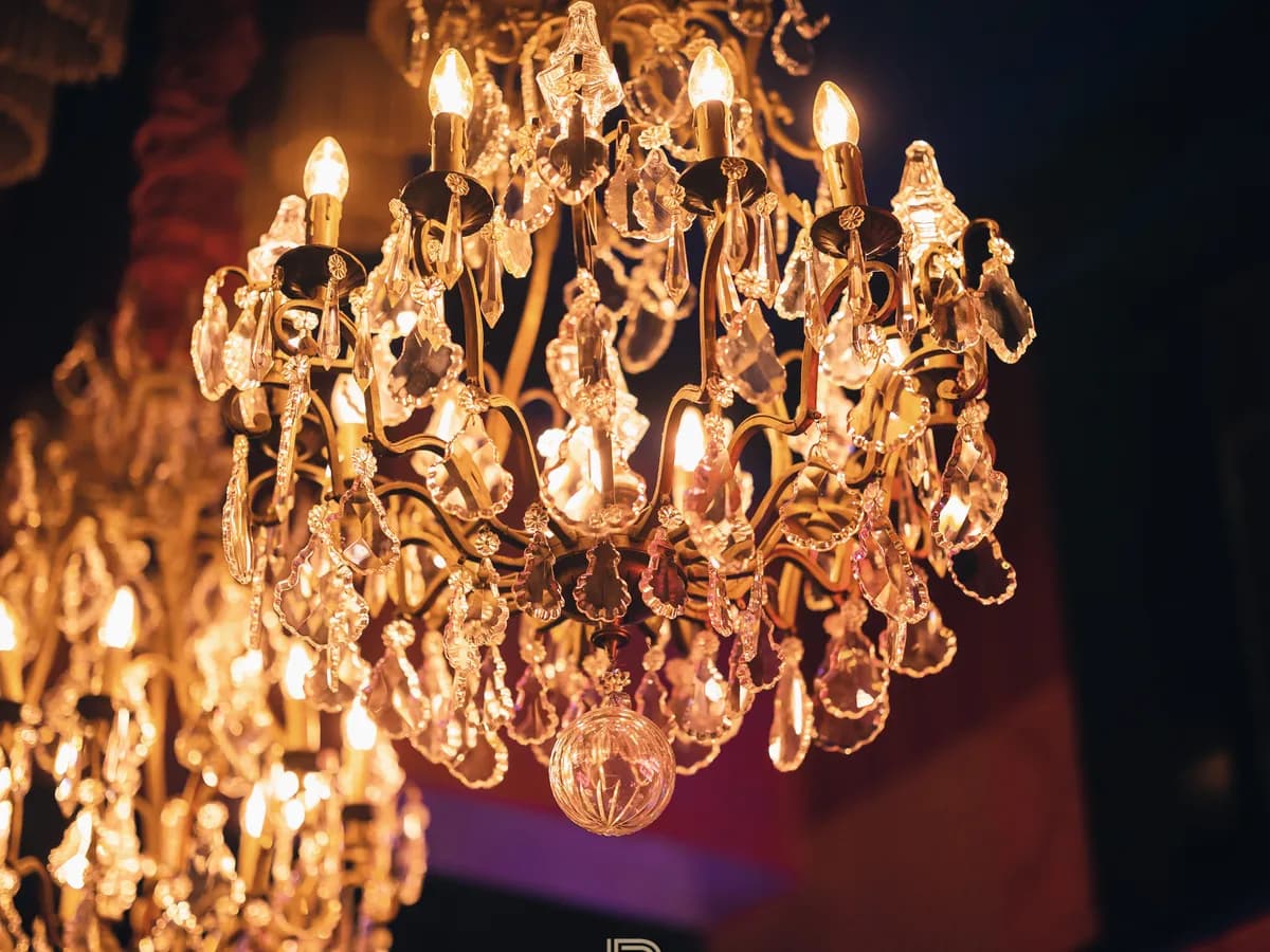 Kristallen kroonluchter in close-up boven het Bar Boudoir interieur