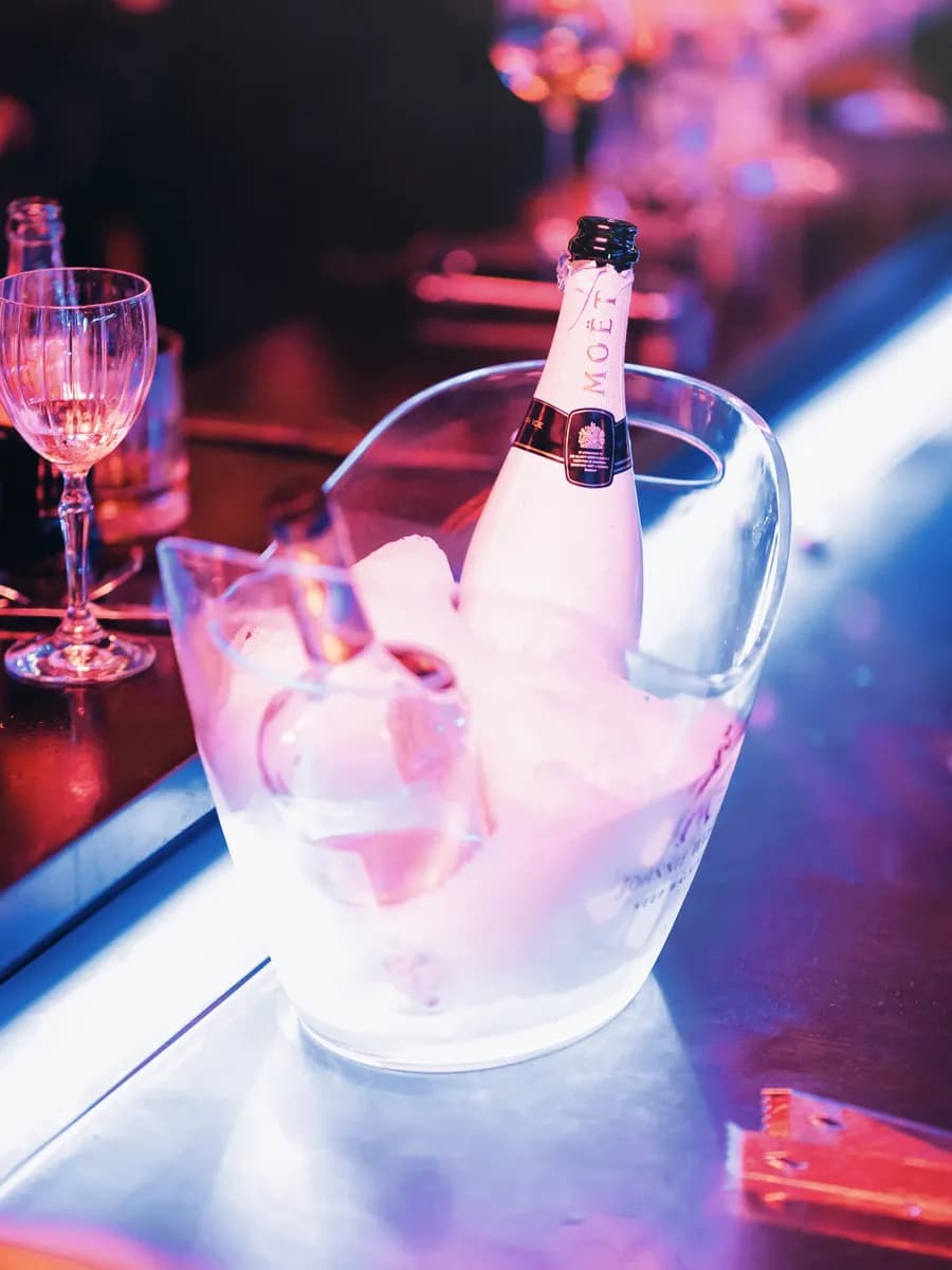 Moët champagne in een ijsemmer op de verlichte bar
