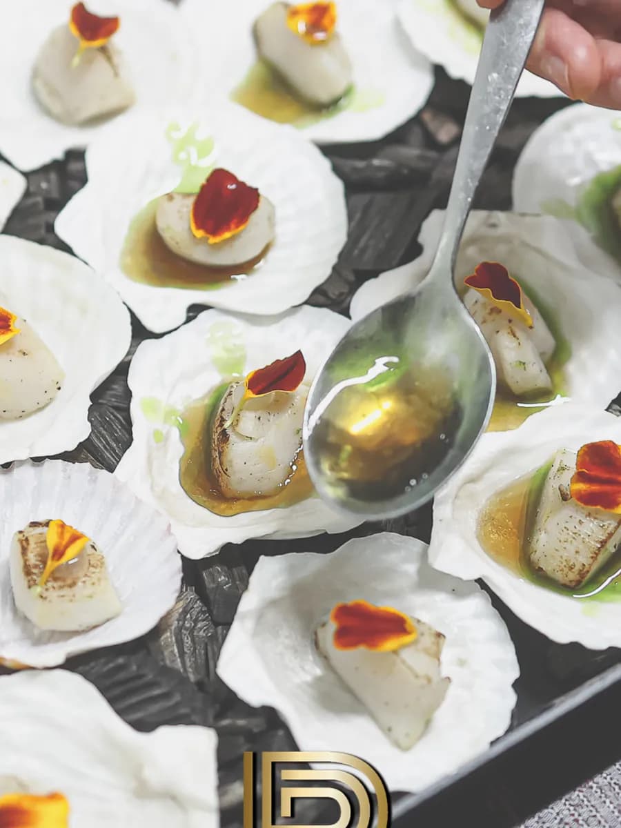 Catering amuses op schelpjes - sint-jakobsschelpen met eetbare bloem